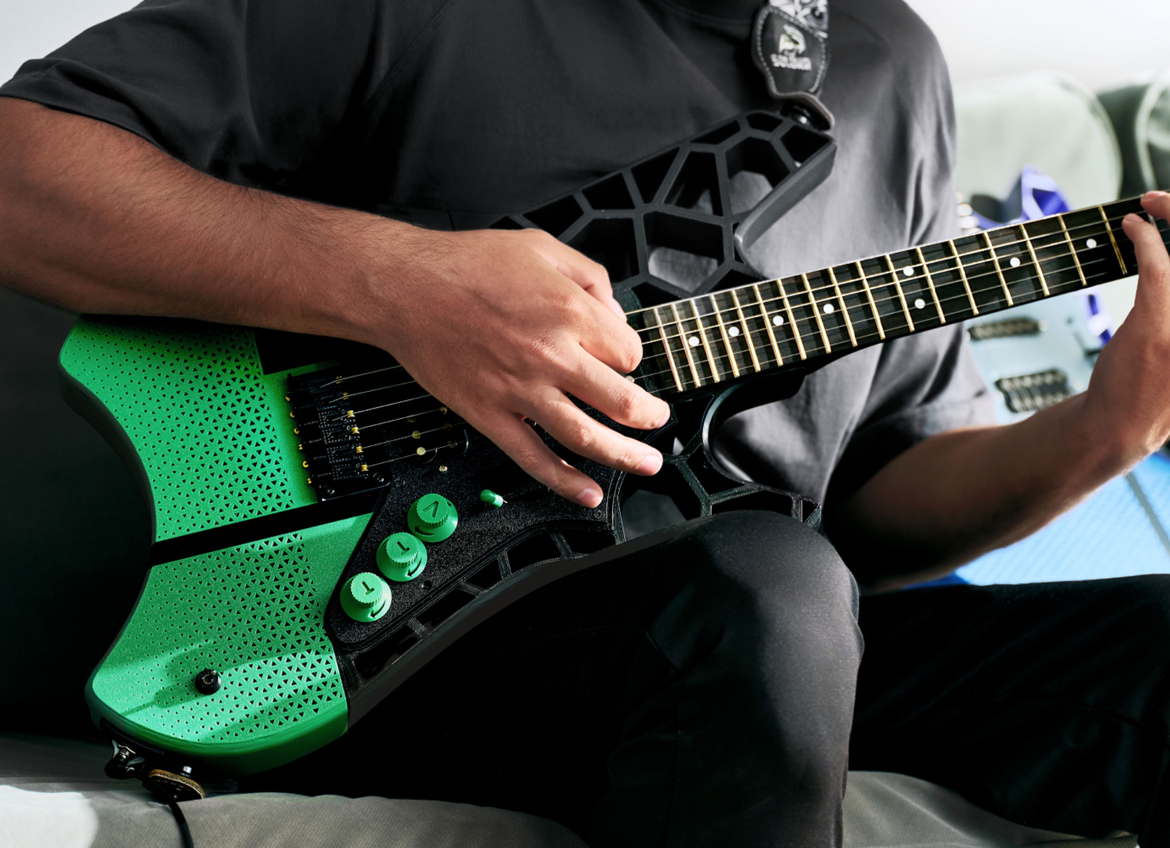 https://store.bblcdn.com/s1/default/52499c2e722d43039a83325ad513739b/name_electric_guitar_PC.jpg