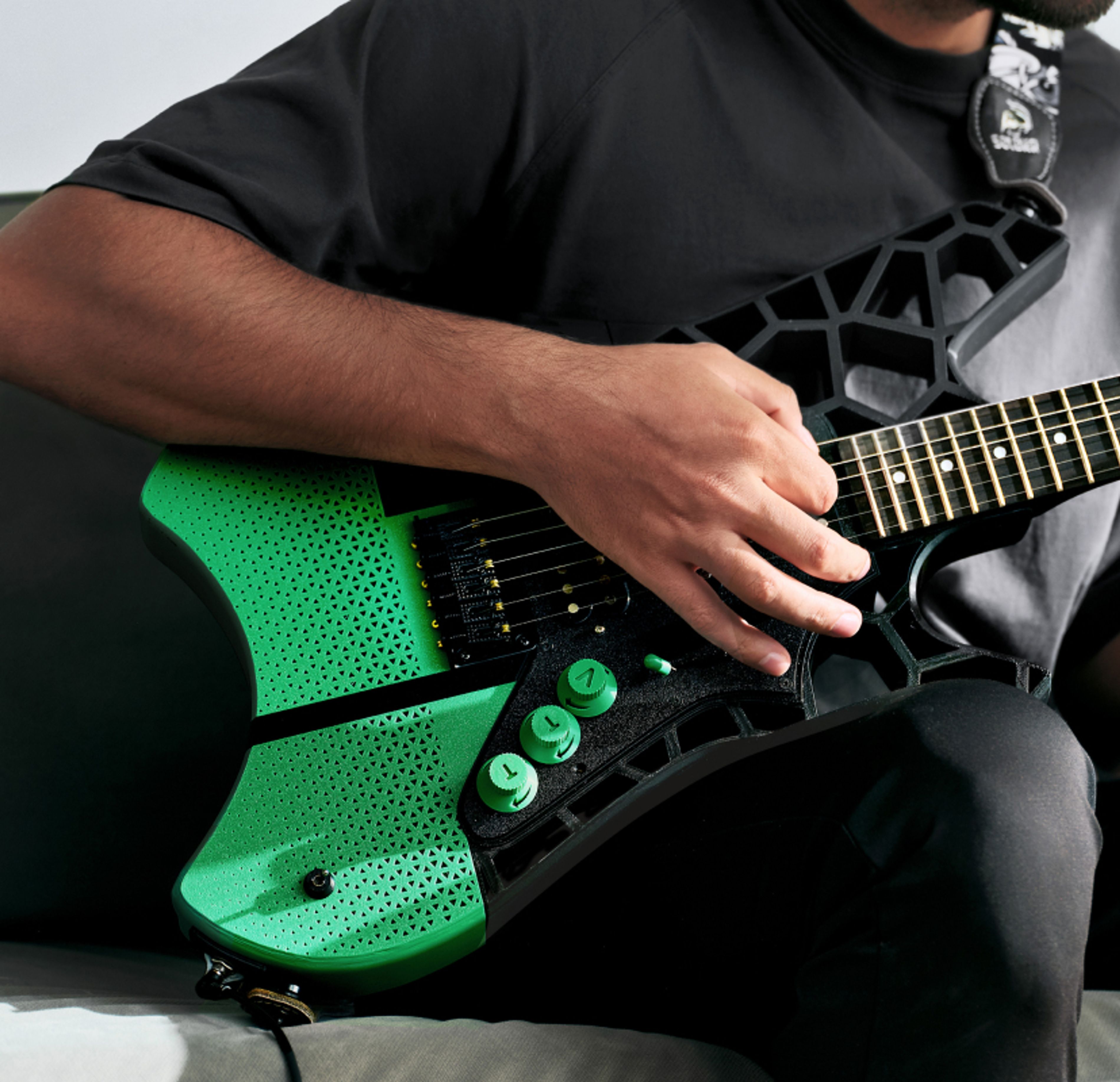 https://store.bblcdn.com/s2/default/dc594a403c594afa96bfc950b323090e/name_electric_guitar_PC.jpg